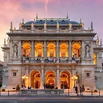 Andrassy Apartment With Free Parking